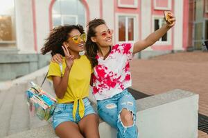 feliz jovem meninas amigos sorridente dentro rua foto