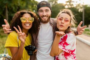 feliz jovem companhia do amigos tendo Diversão dentro parque foto