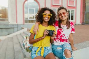 feliz jovem meninas amigos sorridente dentro rua foto