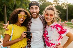 feliz jovem companhia do amigos tendo Diversão dentro parque foto