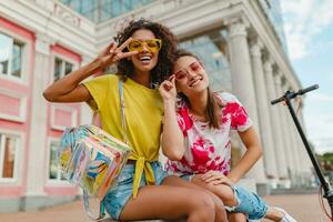 feliz jovem meninas amigos sorridente dentro rua foto