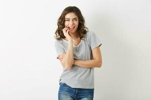 bonita provocante jovem mulher vestido dentro hipster estilo casual equipamento sorridente feliz, aluna Adolescência estilo, lindo modelo posando olhando dentro Câmera, isolado em branco fundo foto