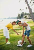 jovem à moda hipster casal dentro amor segurando uma cachorro às a tropical parque foto