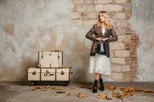 atraente à moda Loiras mulher dentro xadrez Jaqueta casaco andando, outono moda tendência foto