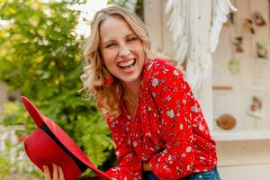 atraente à moda loiro sorridente mulher dentro Palha vermelho chapéu e blusa verão moda foto