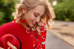 atraente à moda loiro sorridente mulher dentro Palha vermelho chapéu e blusa verão moda foto