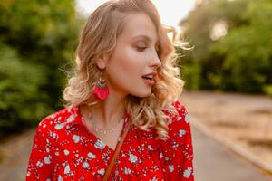 atraente à moda loiro sorridente mulher dentro Palha vermelho blusa verão moda foto