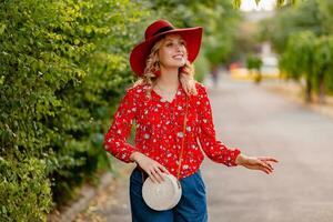 atraente à moda loiro sorridente mulher dentro Palha vermelho chapéu e blusa verão moda foto