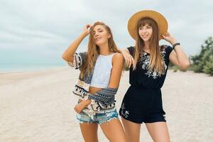 à moda lindo mulheres em verão período de férias em tropical de praia foto