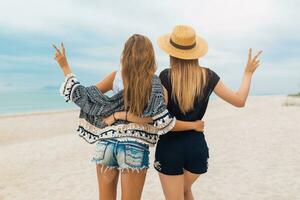 à moda lindo mulheres em verão período de férias em tropical de praia foto