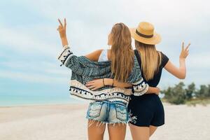 à moda lindo mulheres em verão período de férias em tropical de praia foto