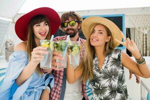 jovem hipster companhia do amigos em período de férias foto