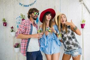 jovem hipster companhia do amigos em período de férias foto