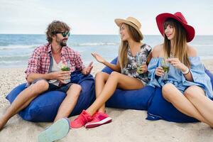 jovem hipster companhia do amigos em período de férias foto