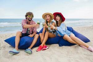 jovem hipster companhia do amigos em período de férias foto