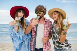 jovem hipster companhia do amigos em período de férias foto