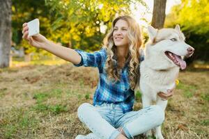 mulher levando selfie foto com cachorro