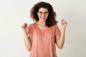 retrato do jovem natural olhando sorridente feliz hipster bonita mulher dentro Rosa camisa foto