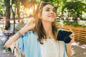 jovem atraente à moda mulher dentro parque foto