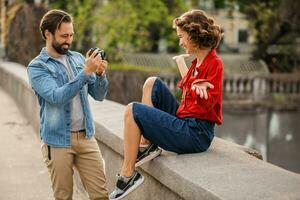 homem e mulher em romântico período de férias caminhando juntos foto