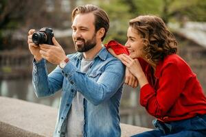 homem e mulher em romântico período de férias caminhando juntos foto