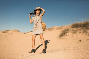 mulher dentro deserto caminhando em safári foto