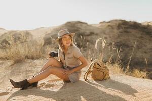 mulher dentro deserto caminhando em safári foto