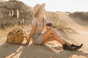 mulher dentro deserto caminhando em safári foto