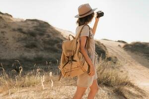 mulher dentro deserto caminhando em safári foto