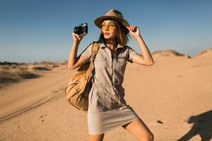 mulher dentro deserto caminhando em safári foto