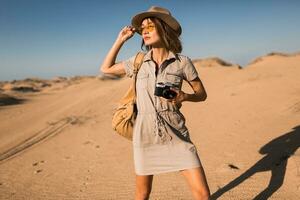 mulher dentro deserto caminhando em safári foto