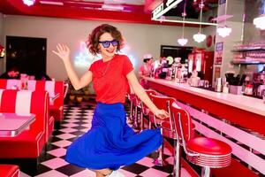 à moda sorridente mulher dentro retro vintage cafeteria foto