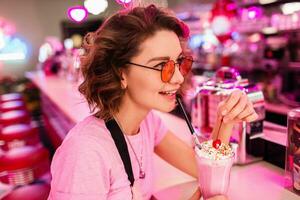 à moda sorridente mulher dentro retro vintage cafeteria foto