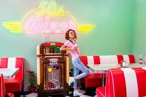 à moda sorridente mulher dentro retro vintage cafeteria foto