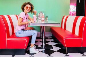 à moda sorridente mulher dentro retro vintage cafeteria foto