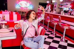 à moda sorridente mulher dentro retro vintage cafeteria foto