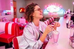 à moda sorridente mulher dentro retro vintage cafeteria foto