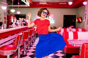 à moda sorridente mulher dentro retro vintage cafeteria foto