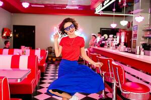 à moda sorridente mulher dentro retro vintage cafeteria foto