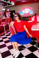 à moda sorridente mulher dentro retro vintage cafeteria foto