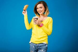 jovem à moda atraente mulher dentro amarelo blusa foto