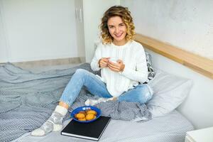 jovem mulher dentro inverno manhã foto