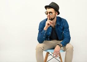 jovem bonito hipster homem à moda roupa, jeans camisa foto