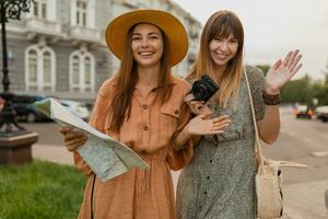 à moda jovem mulheres viajando juntos verão moda estilo vestidos foto