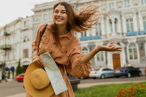 à moda jovem mulher vestido dentro Primavera na moda vestir foto