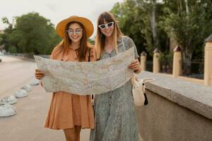 à moda jovem mulheres viajando juntos verão moda estilo vestidos foto