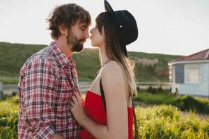 jovem à moda casal dentro amor dentro interior, indie hipster boêmio estilo foto