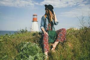 jovem mulher dentro natureza, boêmio roupa, jeans Jaqueta foto