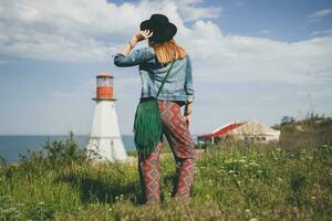 jovem mulher dentro natureza, boêmio roupa, jeans Jaqueta foto