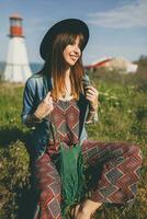 jovem mulher dentro natureza, boêmio roupa, jeans Jaqueta foto